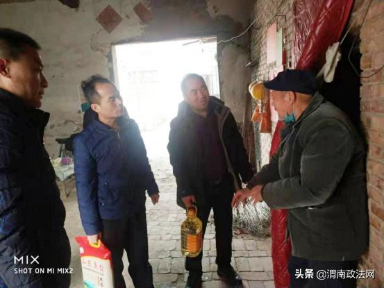新春将至，为让贫困群众过上一个安乐祥和的春节。元月16日，大荔司法局扶贫工作队在副局长、罗何村第一书记王军平带领下深入包联村----羌白镇罗何村对结对帮扶贫困户开展走访慰问送温暖活动，给他们送去米、面、油节日慰问品和新春祝福。