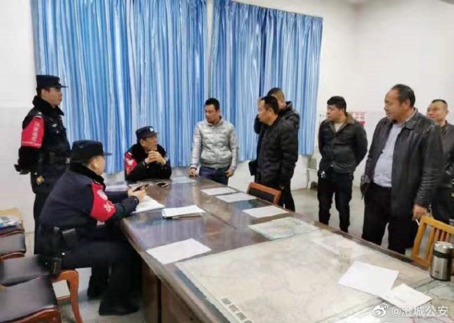 针对农民工讨薪难的实际情况，@澄城公安 以人民群众的根本利益为己任，把化解矛盾纠纷作为促进稳定和谐的第一要务，近日，古徵派出所主动作为、多次出面调解，成功为农民工兄弟讨回5万元工资。看到农民工兄弟拿到工资时满意的笑容，民警内心无比开心。 