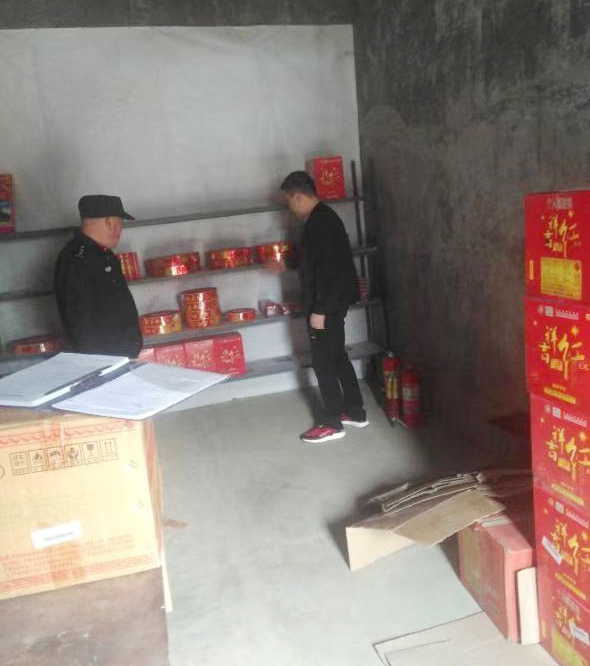 【华州公安开展烟花爆竹安全大检查】春节将至，为进一步净化烟花爆竹市场，近日，华州公安治安大队不断加大对烟花爆竹销售点、储存库的检查力度，针对存在的问题，下发整改通知书，要求限期整改。同时，民警积极向群众宣传烟花爆竹相关法规、注意事项，切实提高人民群众安全意识。@陕西渭南公安 