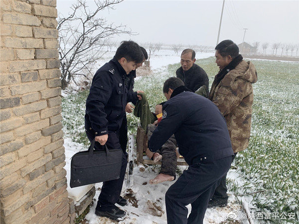 【数九寒天男子病倒路边 警民热心救助显人间大爱】1月16日，一男子在回家的途中因病不慎摔倒，失去知觉。好心群众向@富平公安 美原派出所报警求助，接警后，民警赶赴现场后，发现一名衣衫褴褛的男子躺在路面中间，衣服已被雪水浸透。民警遂从附近村民家中借来手推车，在热心群众的帮助下将其安全送回家中。