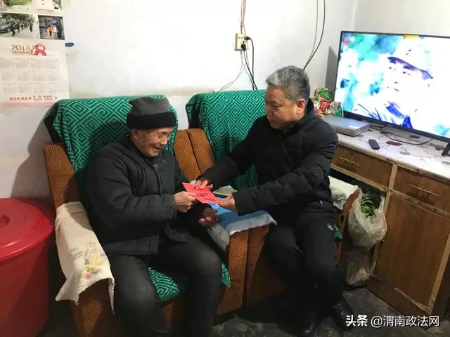 潼关县委常委、政法委书记刘永利春节前夕走访慰问 安乐社区老党员