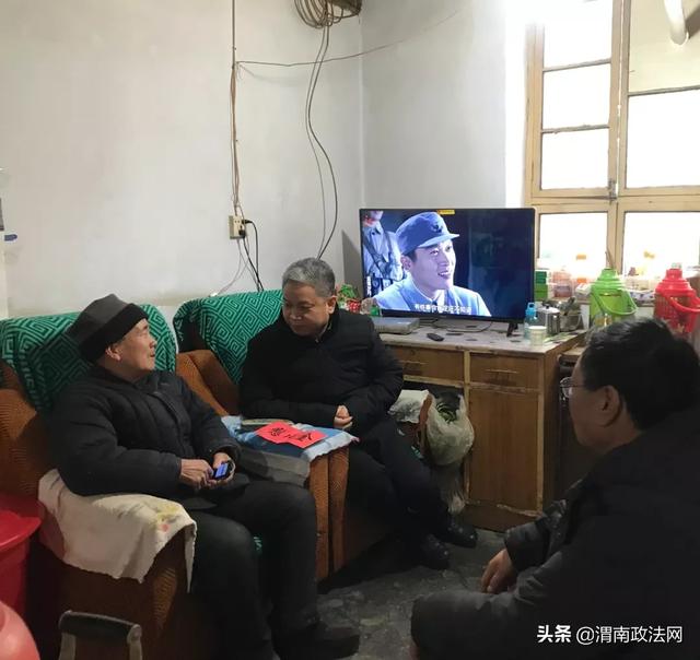 潼关县委常委、政法委书记刘永利春节前夕走访慰问 安乐社区老党员