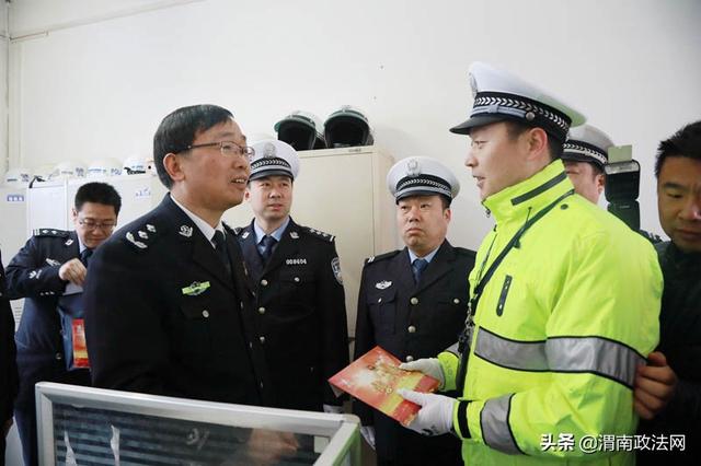 杨建琦赴交警支队走访慰问基层民警(图)