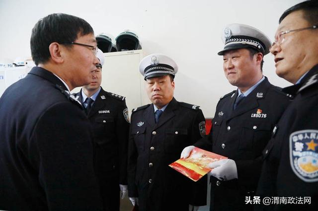 杨建琦赴交警支队走访慰问基层民警(图)