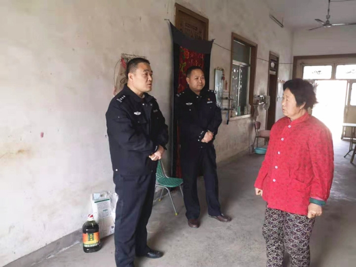 党亚地慰问困难群众