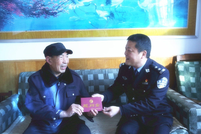 孙勇斌慰问退休民警