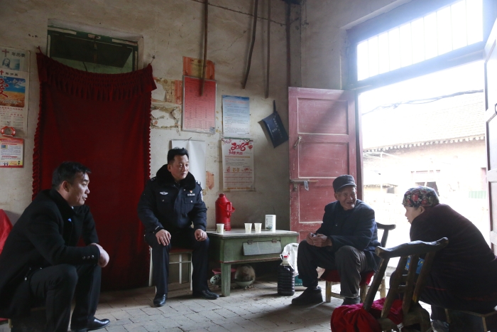 杨卫军慰问困难群众