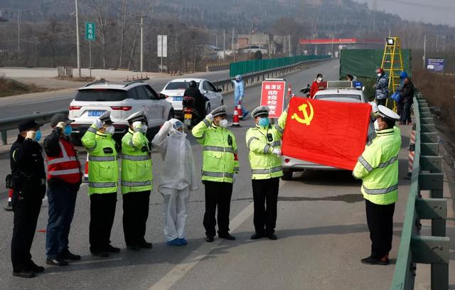 疫情不退 警察不退 渭南公安交警战斗在一线