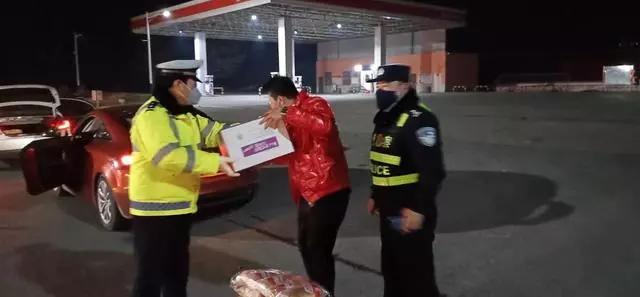 疫情不退 警察不退 渭南公安交警战斗在一线