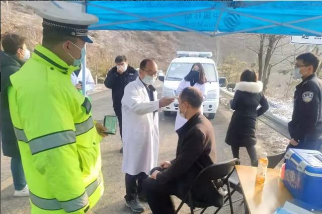 疫情不退 警察不退 渭南公安交警战斗在一线