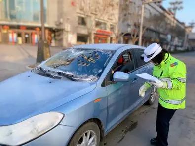 疫情不退 警察不退 渭南公安交警战斗在一线