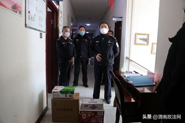 战时慰问暖警心 凝心聚力抗疫情——市公安局经开分局党委班子成员慰问疫情防控一线民警（图）