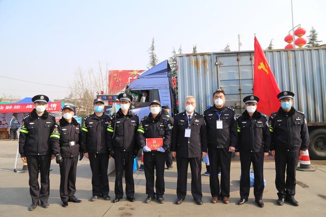 徐印祖为临渭、富平疫情防控一线民警送奖