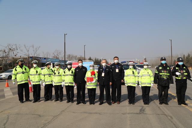 徐印祖为临渭、富平疫情防控一线民警送奖