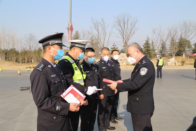 徐印祖为临渭、富平疫情防控一线民警送奖