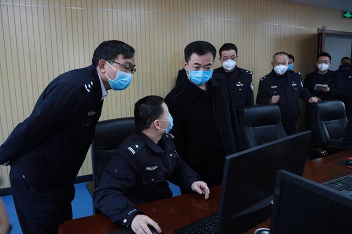 2月10日上午，市长李毅来到市公安局检查疫情防控工作情况，向奋战在一线的公安民警、辅警致以亲切问候。