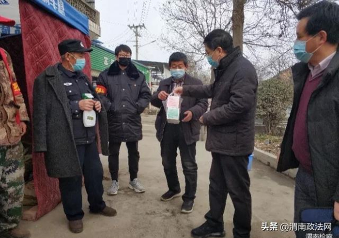 2月7日下午,渭南市检察院党组成员、副检察长雷鸣一行深入包联帮扶的富平县淡村镇解放村检查督导疫情防控工作。 2月7日下午,渭南市检察院党组成员、副检察长雷鸣一行深入包联帮扶的富平县淡村镇解放村检查督导疫情防控工作。