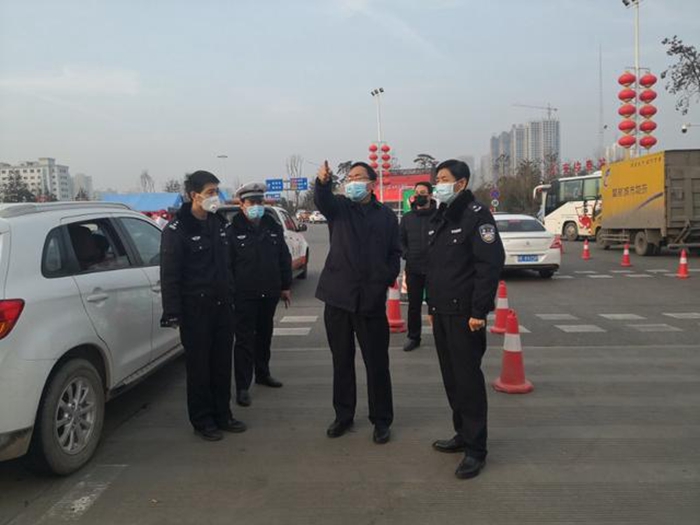2月8日下午，副市长、公安局长杨建琦以不打招呼的方式，深入富平县检查交通卡口“二维码”使用情况，指导疫情防控工作。
