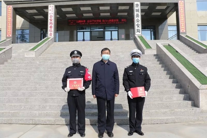 渭南市公安局党委集中开展战地送奖活动。