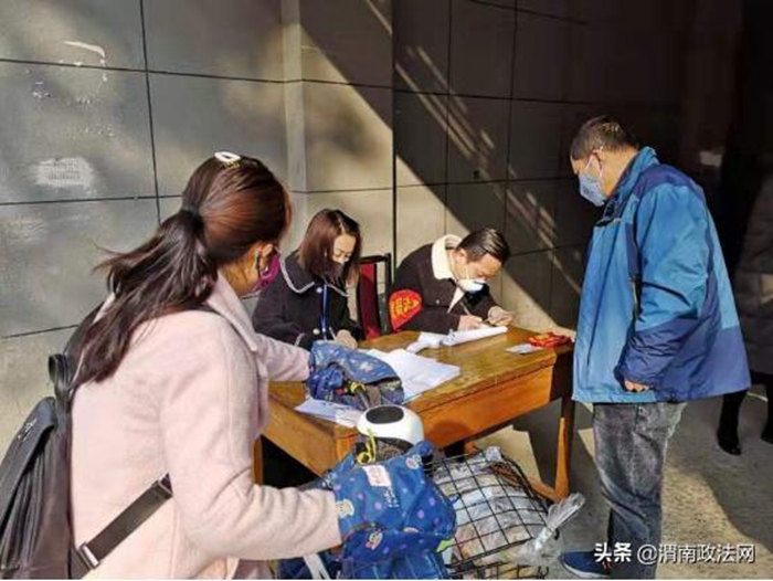 渭南市司法局52名党员干部进驻疫情防控一线。 渭南市司法局52名党员干部进驻疫情防控一线。