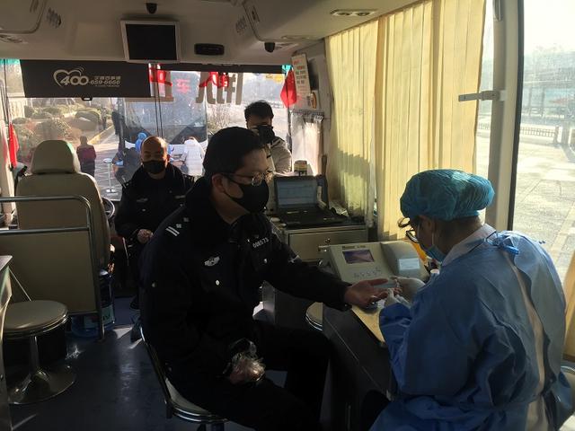 市公安局经开分局开展“抗击疫情、为爱逆行”无偿献血活动