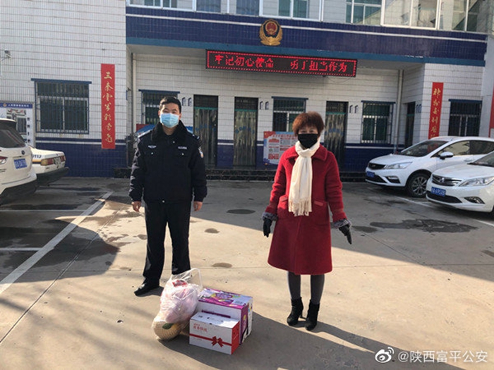 2月18日,富平县宫里镇五羊加油站负责人由红英来到富平公安宫里派出所,为战斗在抗疫一线的民辅警送来方便面、水果等慰问品。 2月18日,富平县宫里镇五羊加油站负责人由红英来到富平公安宫里派出所,为战斗在抗疫一线的民辅警送来方便面、水果等慰问品。