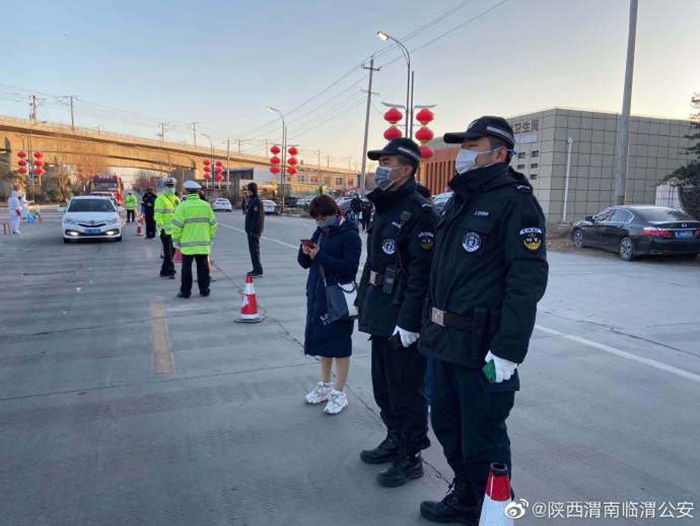 面对严峻的疫情形势,陕西渭南临渭公安巡特警全体民辅警忠诚履职、勇挑重担,冲锋陷阵在抗“疫”战斗最前沿。 面对严峻的疫情形势,陕西渭南临渭公安巡特警全体民辅警忠诚履职、勇挑重担,冲锋陷阵在抗“疫”战斗最前沿。