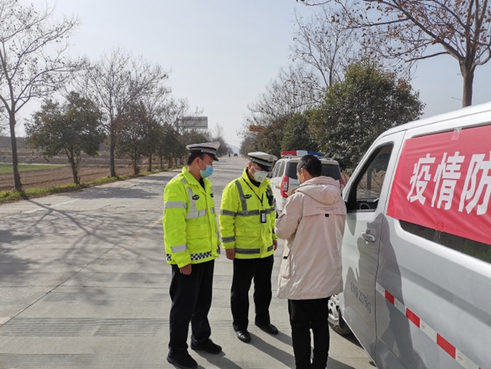 2月22日，华州交警赤水中队严格落实疫情防控期间的道路管控措施，扎实做好防疫情、保运输、保畅通、保安全等各项工作。