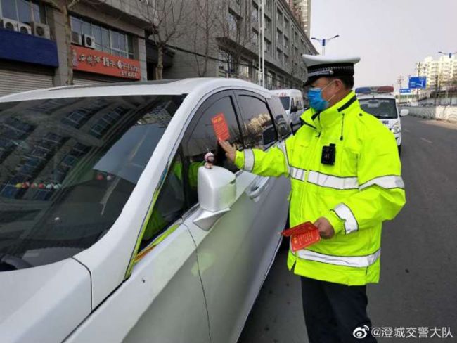 2月24日下午，澄城交警采取创新执法模式，在城区采取张贴“温馨提示单”的方式予以善意劝离，人性化治理“违法停车”。