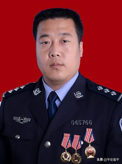 他第一个将党旗插在富平“疫线”阵地——富平民警米进锋