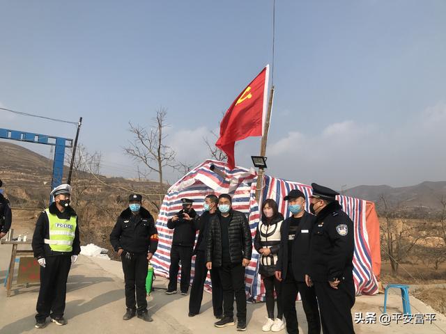 他第一个将党旗插在富平“疫线”阵地——富平民警米进锋