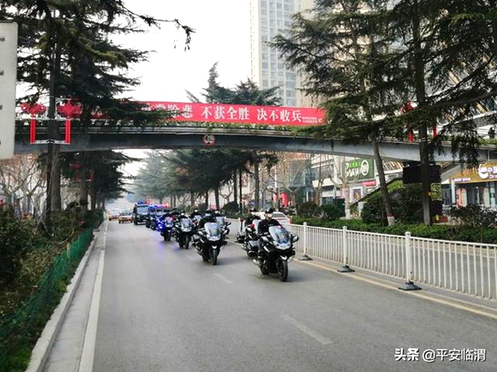 临渭巡特警大队转战城区巡防保平安。