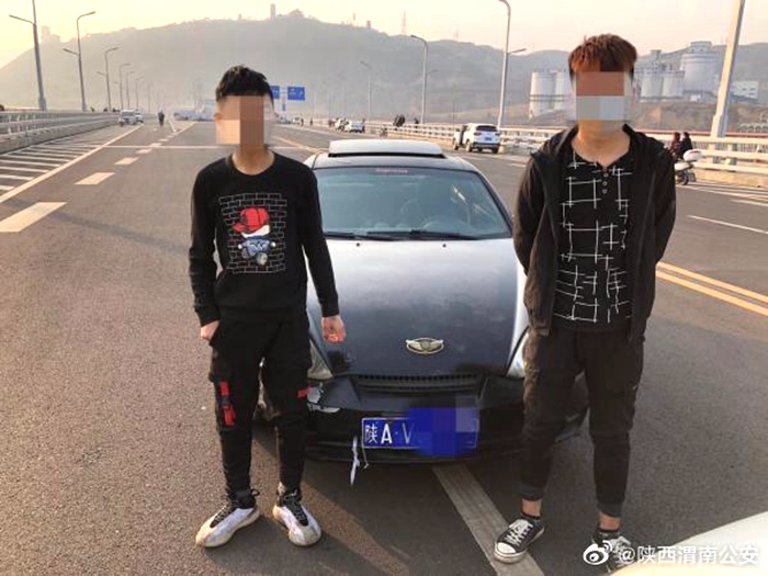 男子无证驾驶又套牌，交警慧眼识猫腻。