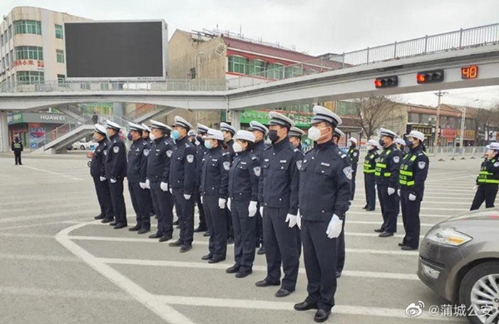 近日,蒲城公安交警大队组织机关民警分期分批在蒲城天桥十字开展交通指挥手势练兵活动。 近日,蒲城公安交警大队组织机关民警分期分批在蒲城天桥十字开展交通指挥手势练兵活动。