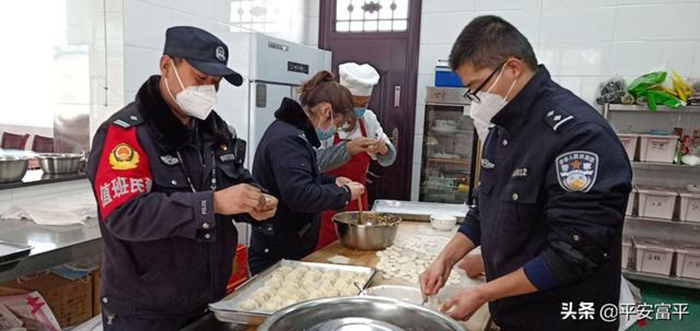 富平县公安局东华派出所迅速启动战时警务保障机制,扎实做好疫情防控期间民辅警关心关爱工作。 富平县公安局东华派出所迅速启动战时警务保障机制,扎实做好疫情防控期间民辅警关心关爱工作。