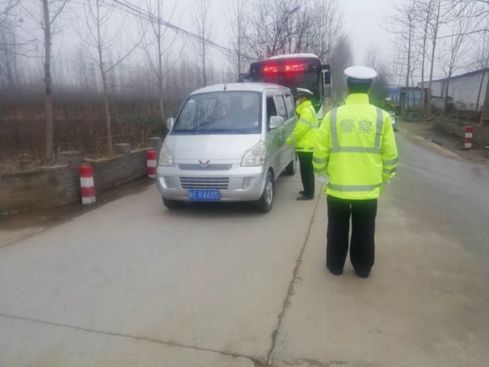 华州交警柳枝中队严查乡村各类严重交通违法行为。