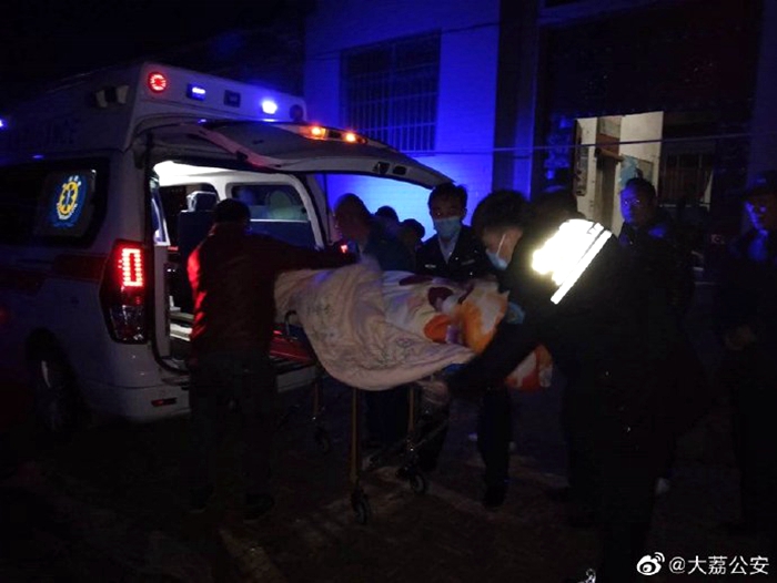 两老人煤气中毒，民警及时救助转危为安。