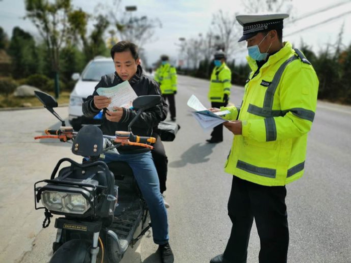 3月3日，塬区中队结合辖区实际重点针对驾乘摩托不戴安全头盔、三轮车违法载人、无证无牌、面包车超员等重点交通违法行为进行集中整治。