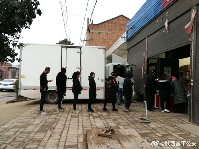 富平公安老庙派出所组织民警对辖区快递物流点开展防疫安全检查。 富平公安老庙派出所组织民警对辖区快递物流点开展防疫安全检查。