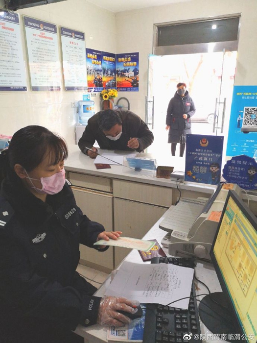 户籍室开展预约服务为复工复产群众提供温馨服务。 户籍室开展预约服务为复工复产群众提供温馨服务。