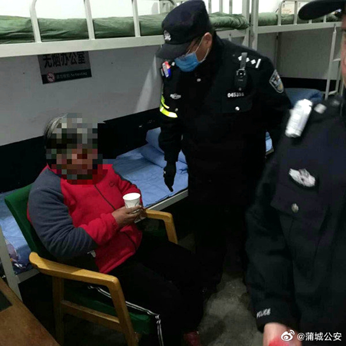 老人外出探亲走失,民警连夜送其归家。 老人外出探亲走失,民警连夜送其归家。