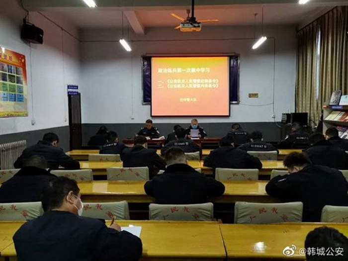 近日，韩城公安巡特警大队组织党员民警进行了政治练兵活动。