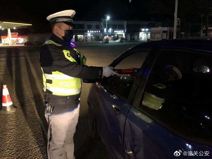 近日潼关公安交警大队在抓紧疫情防控不放松的基础上，转移工作重心，严查违停、醉驾、酒驾、超速等交通违法行为。