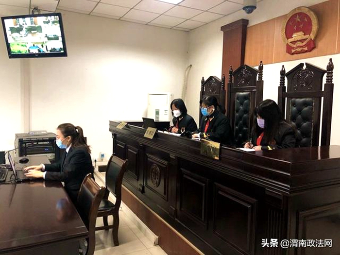 3月6日，临渭法院民四庭法官组成合议庭，运用“陕西法院微法庭”平台，公开审理4起民事案件。