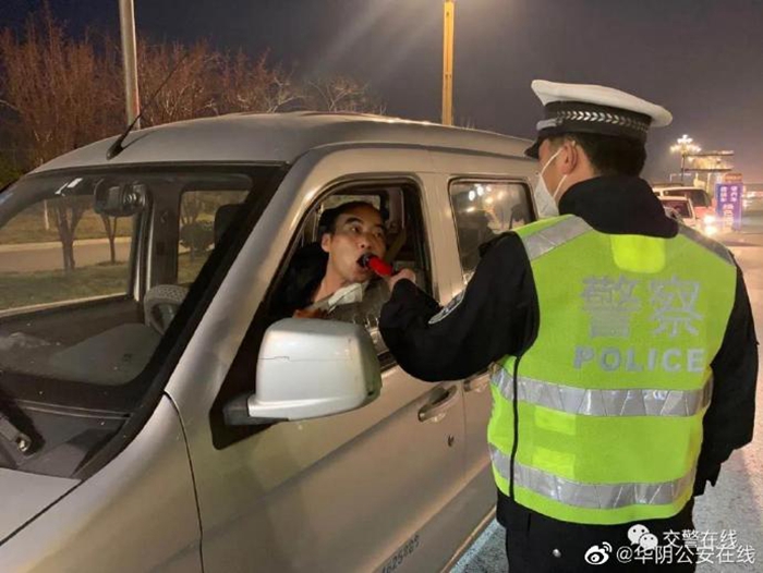 近日，&nbsp;华阴公安在线交警结合辖区道路实际，采取“动静结合”管控模式严查交通违法行为，预防交通事故发生，确保辖区道路交通安全畅通。