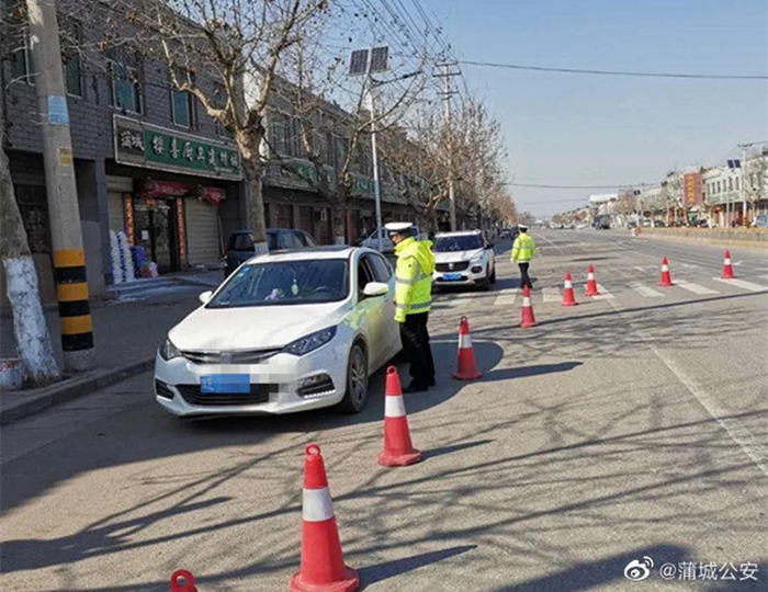 连日来，蒲城公安卤阳湖中队交警组织开展夜查酒驾醉驾整治统一行动。