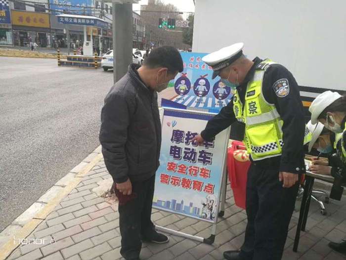 华州交警大力宣传交通法律法规知识。