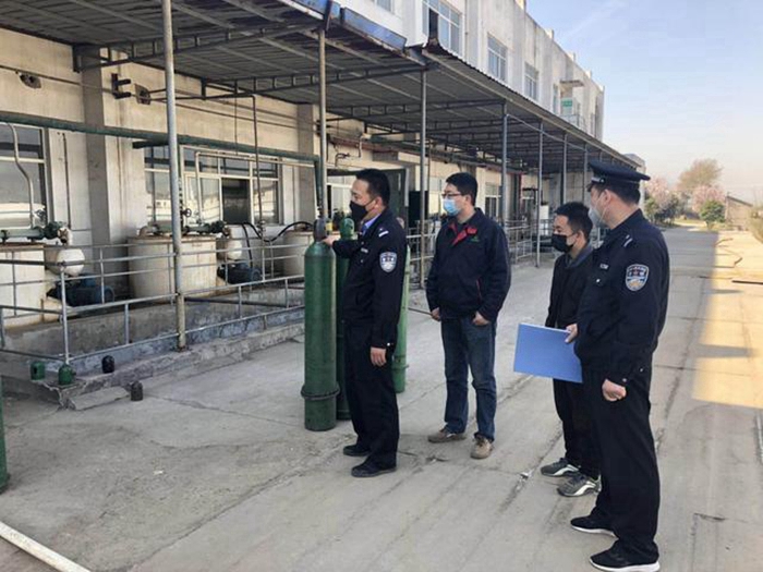 3月17日玉泉派出所对辖区内制药企业、加油站等多家易燃易爆场所开展安全大检查。