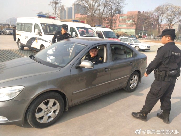 近日，渭南临渭巡特警大队突击队员组织开展“车辆查缉战术”训练。