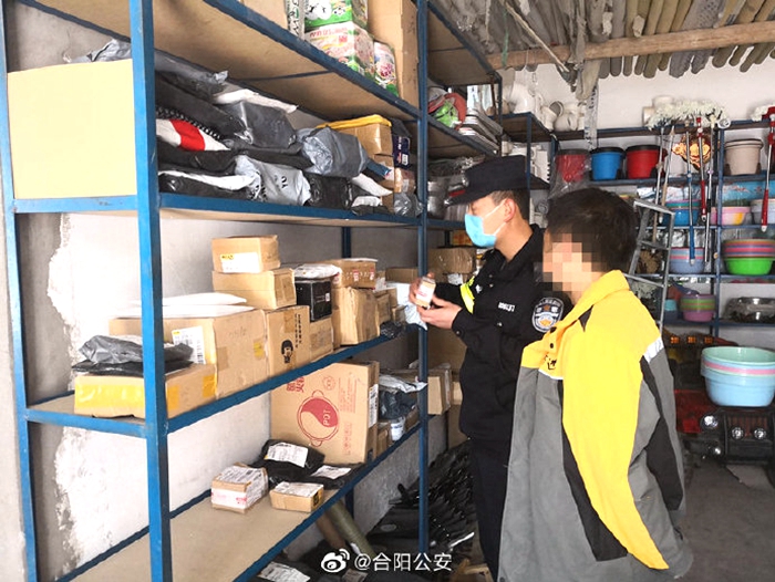 3月24日合阳公安甘井派出民警对辖区寄递物流业进行安全检查。